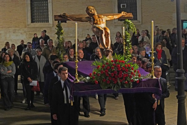 El Vía Crucis diocesano recorre el centro histórico de València