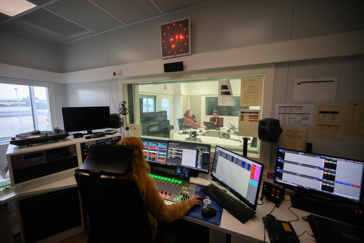 El Consell mantiene por ahora a la actual plantilla de À Punt y elimina el límite legal de presupuesto