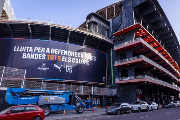 Mestalla luce una lona contra el racismo para “defender todos los colores”
