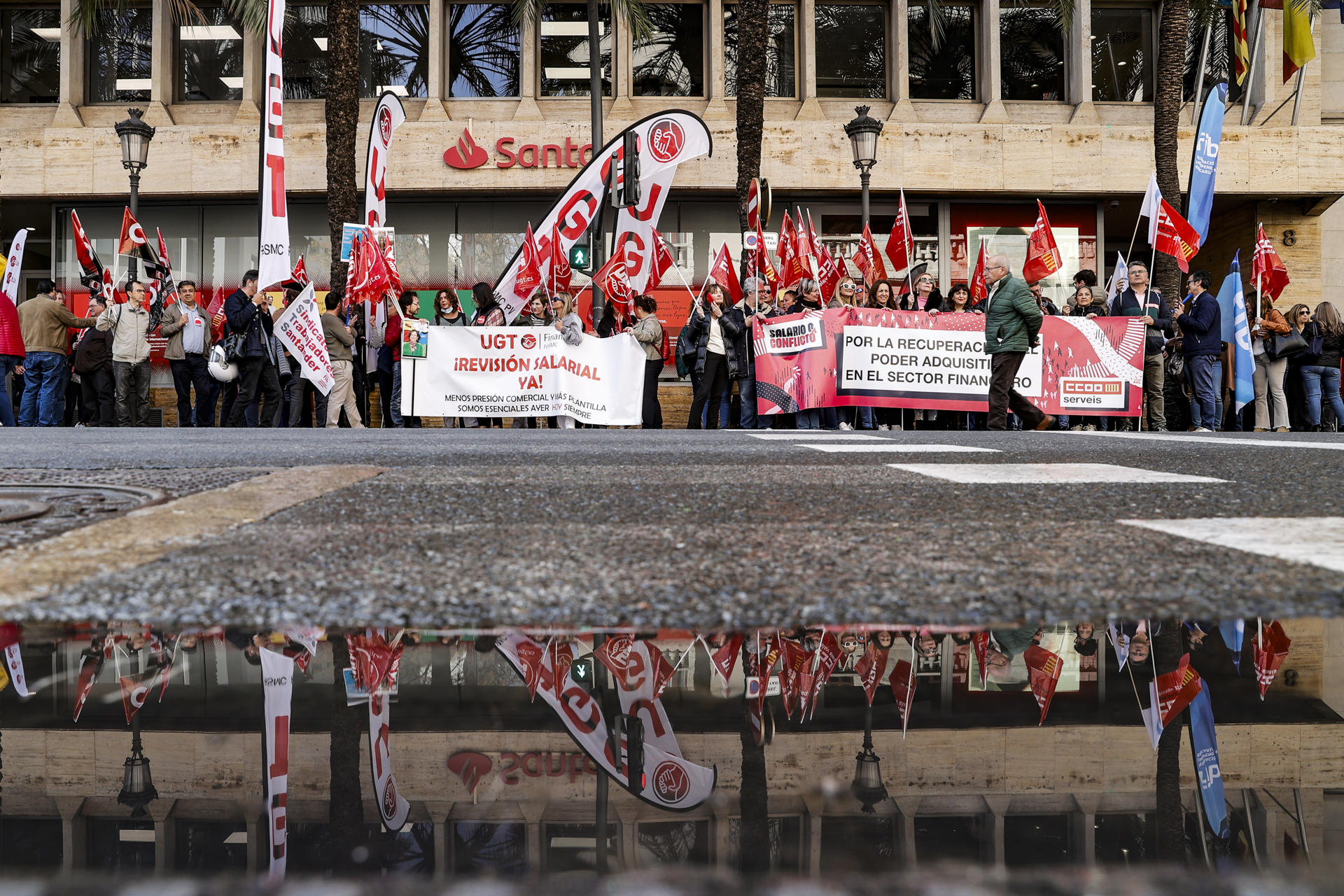 Los trabajadores concentrados ante la sede del Santander en València. Foto: EFE/MANUEL BRUQUE - 