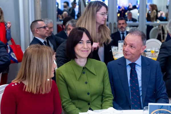 Morant saca a la patronal de los saludos fraternales del congreso del PSPV