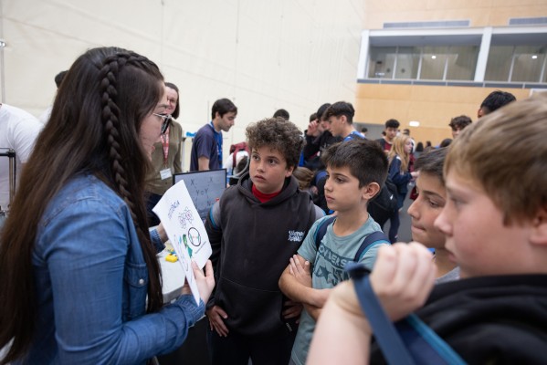 Provetes, làsers o neurones: la fira científica de l'UJI congrega a més de tres mil persones al campus