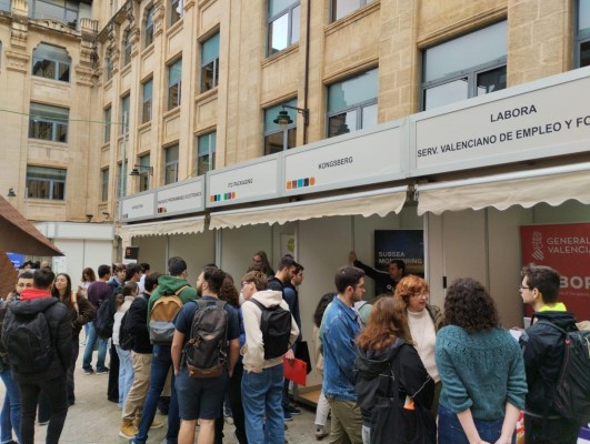 Empresas y estudiantes se dan la mano en el Foro de Empleo del Campus de Alcoy de la UPV