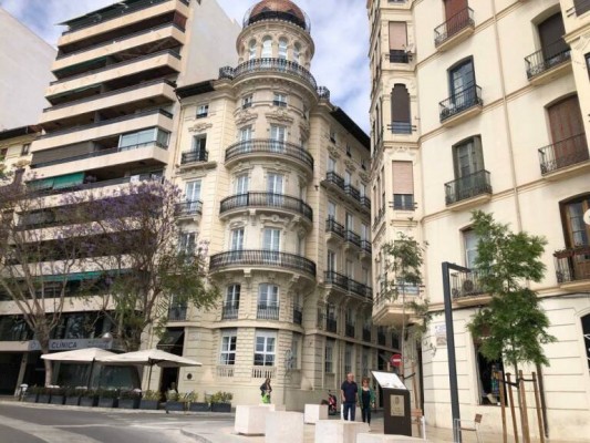 La izquierda avala la suspensión de licencias en edificios protegibles de Alicante entre críticas al PP