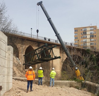 Instalan una pasarela para conectar dos tramos peatonales sobre el cauce del río Riquer en Alcoy