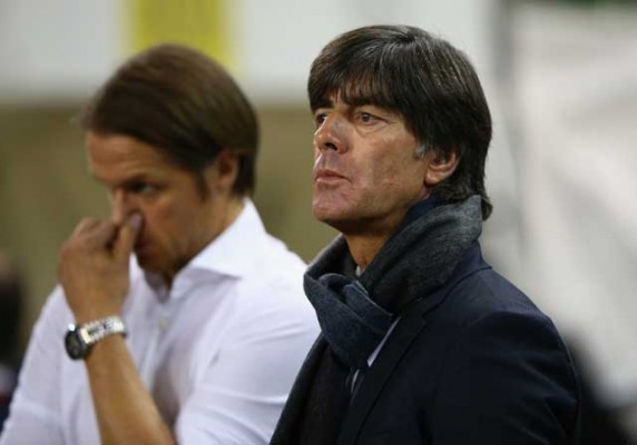 Löw deja en el aire su futuro