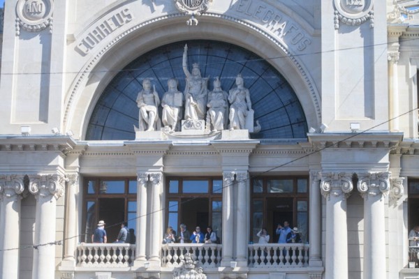 El PSPV pide al Consell la lista de invitados de Mazón a la mascletà en el edificio de Correos