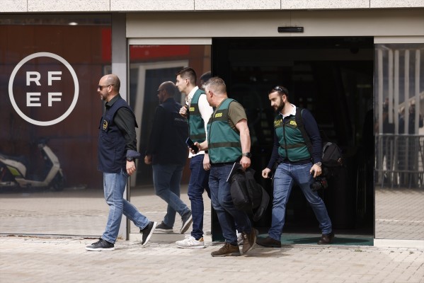 Dos cargos de la RFEF detenidos por contratos firmados entre Rubiales y Piqué por la Supercopa de Arabia
