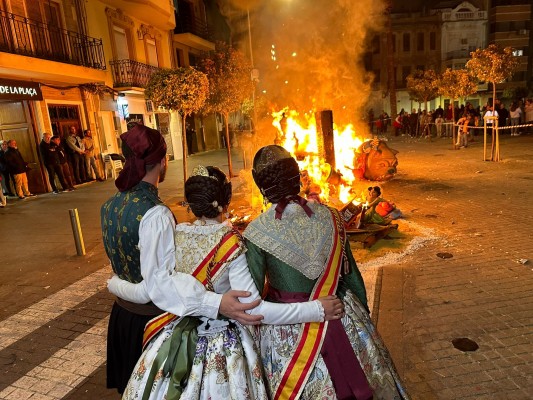 La Plaça de Torrent celebra la Cremà tras el abandono del artista fallero gracias a donaciones