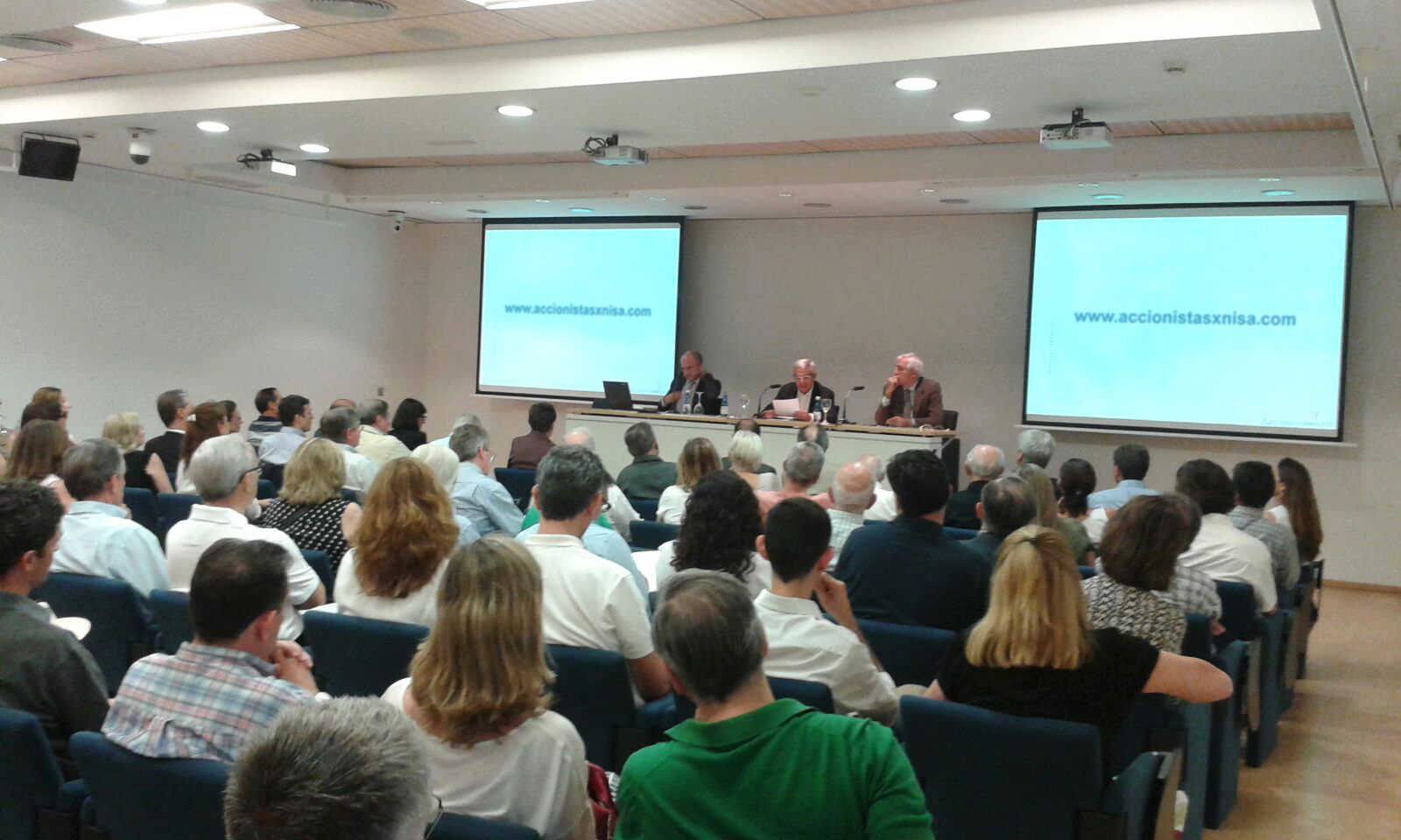 Luis Sebastiá (Garrigues), José Honrubia (Plataforma de Accionistas) y Jorge Vasallo (Arcano), el jueves. VP - 