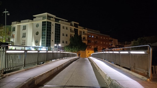La pasarela de Los Arcos de Orihuela vuelve a tener luz tras cuatro años a oscuras