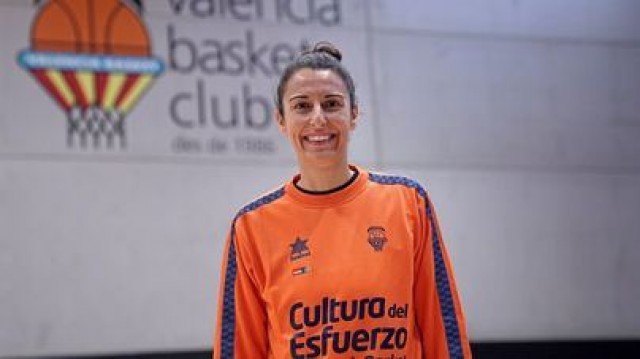 Alba Torrens afirma que le haría ilusión seguir jugando pero tomará la decisión en verano