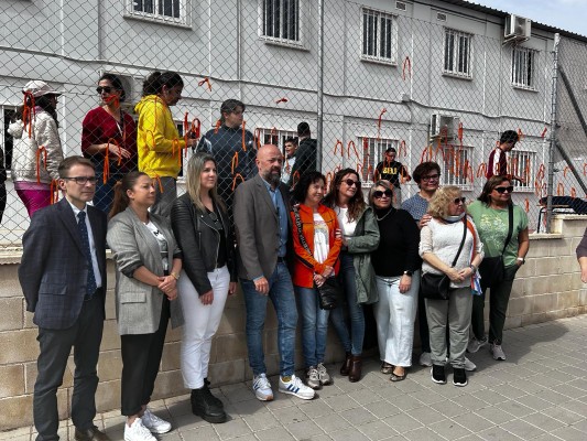 La comunidad educativa del CEE El Somni de Alicante se concentra para exigir el nuevo colegio