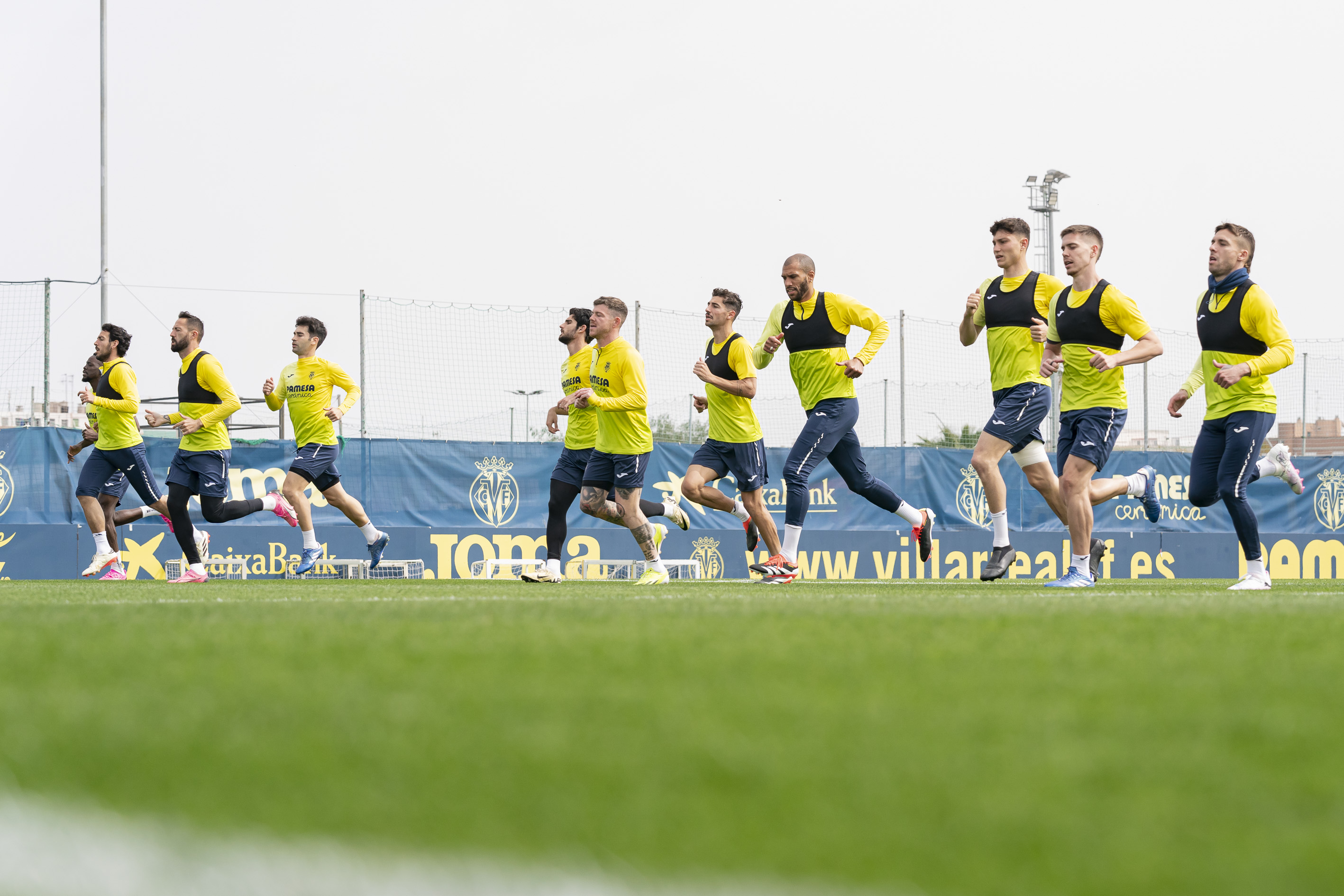 El Villarreal regresa a los entrenamientos pendiente de la situación de Albiol, Pedraza y Foyth
