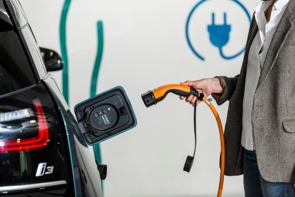 Los puntos de recarga públicos crecen un 41 % en 2023, en que se instalaron 8.777 nuevos
