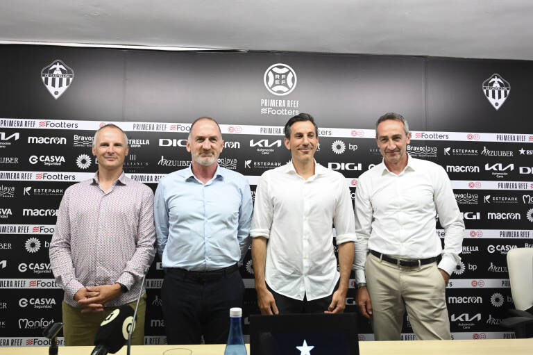 Richard Bentley, Robin Taylor, 'Bob' Voulgaris y Dave Reddin a su llegada al Castellón. Foto: Carlos Pascual - 