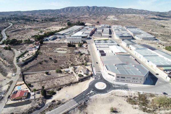 Monòver millora el polígon industrial El Pastoret: nova rotonda, il·luminació i aparcaments