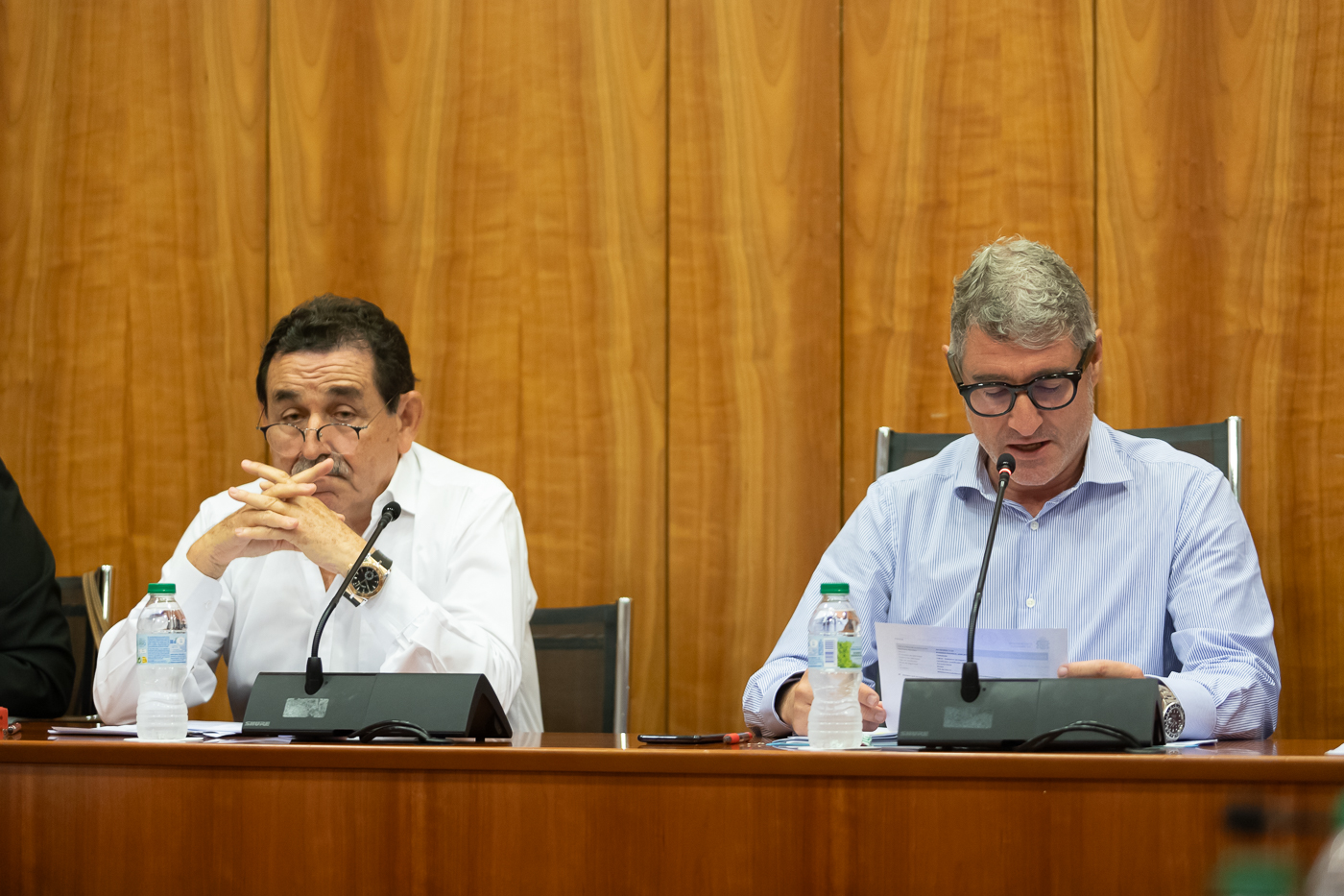 El alcalde de Orihuela, Pepe Vegara (derecha), junto a su socio y líder de Vox, Manuel Mestre. Foto: Pepe Olivares.  - 