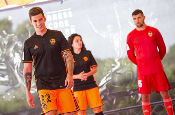 El Valencia CF vuelve a apostar por el negro en su equipación 