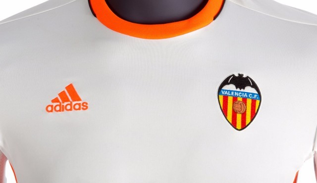 El Valencia CF negocia con dos empresas para patrocinar la camiseta
