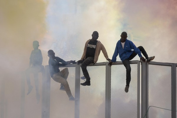 Escif salva del fuego a los ninots de los cuatro migrantes de la falla municipal
