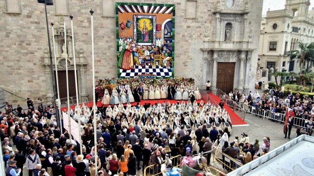Burriana despide las fiestas con una multitudinaria Ofrenda a la Virgen de la Misericordia y la Cremà