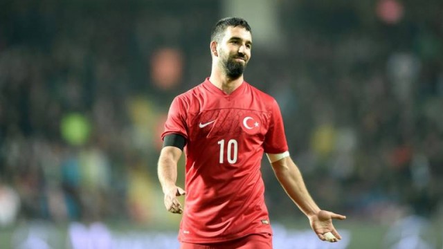 El exfutbolista Arda Turan acepta un año de cárcel por fraude fiscal, pero no entrará en prisión