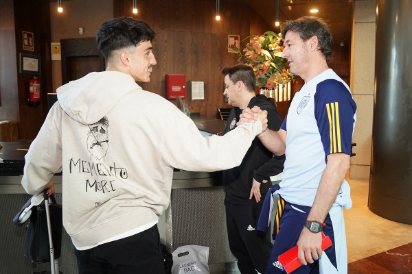 La expedición valencianista completa su primer entrenamiento con 'La Rojita'