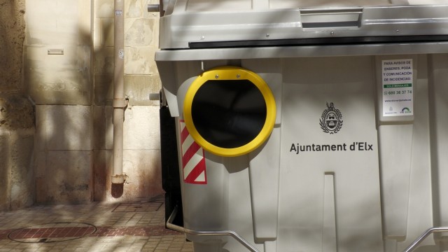Elche ya cuenta con contenedores adaptados a personas con discapacidad