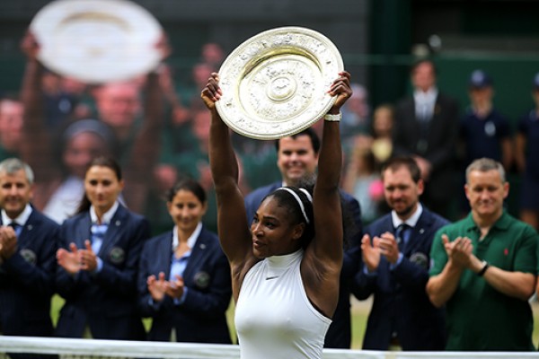 Serena vuelve a reinar en Wimbledon e iguala el récord de Graf