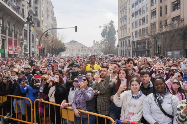 Una marea humana aprovecha el buen tiempo para inundar València en unas Fallas de récord
