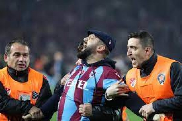 Detenidos doce hinchas del Trabzonspor turcos por asaltar el campo y agredir a jugadores