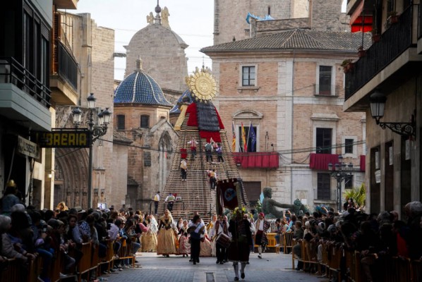 La oposición critica la gestión en la Ofrenda con retrasos de tres horas y pide explicaciones