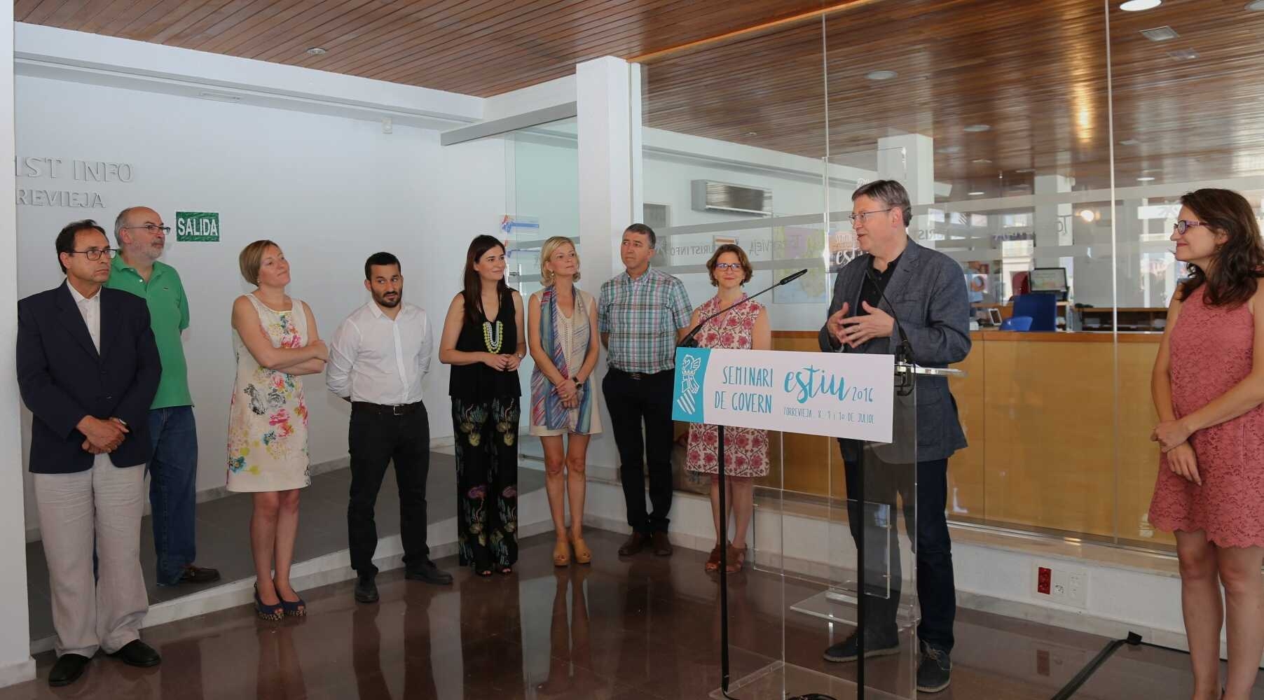 Ximo Puig y Mónica Oltra junto a los miembros del Consell en la presentación de los compromisos - 