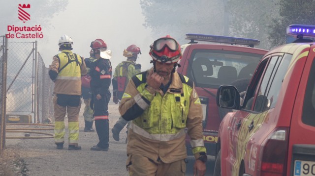 El incendio forestal de Fanzara obliga a confinar el municipio para evitar la inhalación de humo