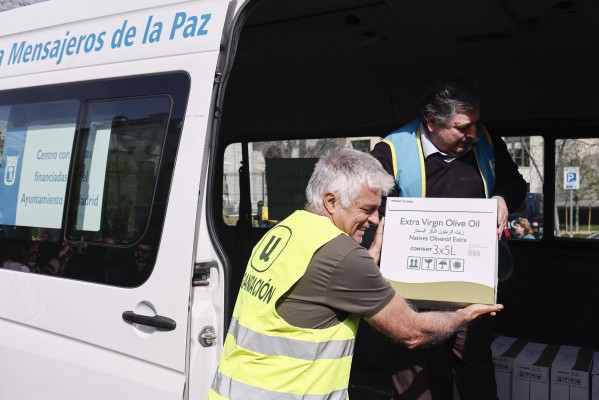 Los agricultores donan 135 litros de aceite como protesta por su precio