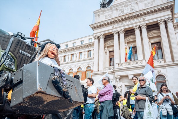 La caravana de tractores y manifestantes llega a Agricultura, destino final de la protesta