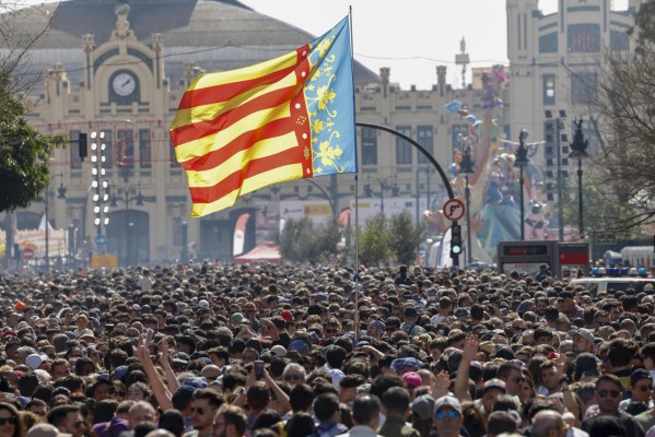 Una atronadora 'mascletà' de Caballer FX, preludio de la ofrenda floral a la Virgen