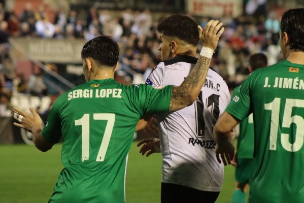 El Alcoyano sorprende al Mérida, pero el Intercity no puede con el Málaga... y con el arbitraje