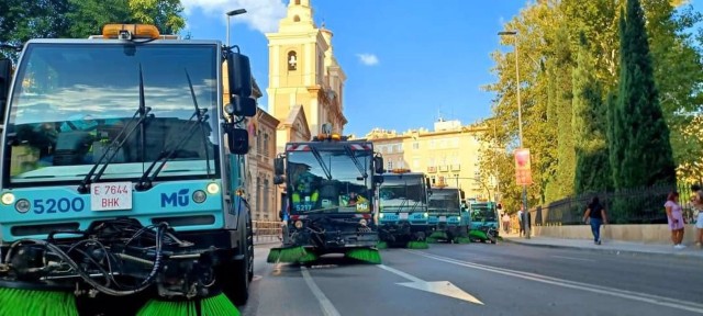 Más de 90 operarios y 30 medios mecánicos forman el dispositivo especial de limpieza para Semana Santa en Murcia