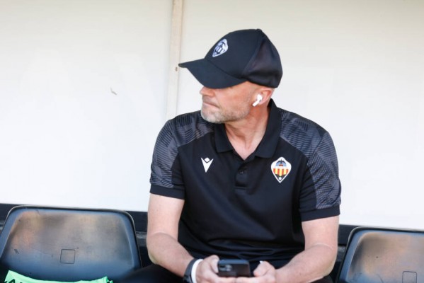 El árbitro expulsa al técnico del Castellón 