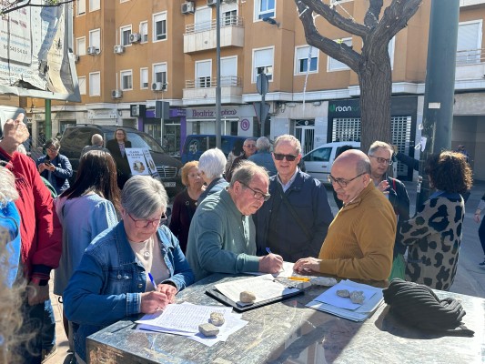 La Plataforma per la Reversió del Vinalopó recull signatures en el mercat ambulant de Crevillent