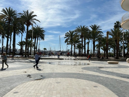 Alicante abre la nueva plaza peatonal entre
la Rambla y la Explanada