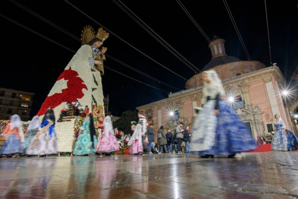 Más de 100.000 falleras y falleros desfilarán ante la 'Geperudeta' en la ofrenda de València