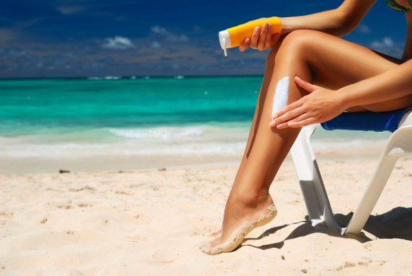Los dermatólogos advierten que el protector solar no es suficiente para prevenir el cáncer de piel