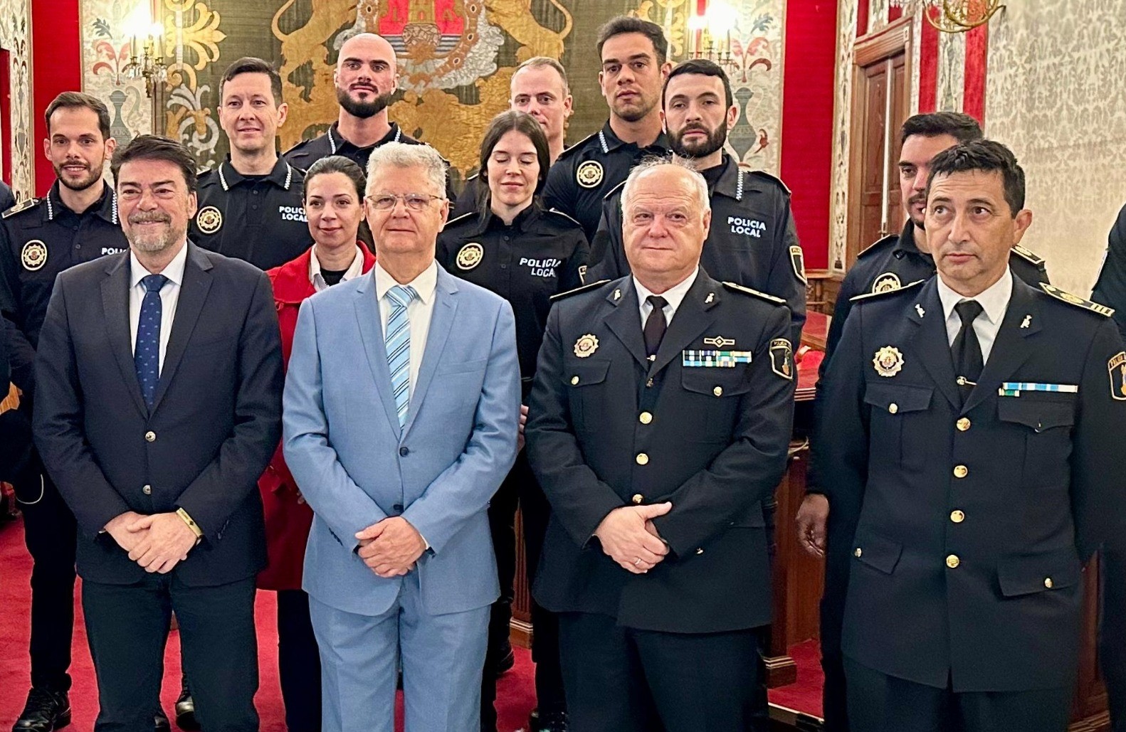 El alcalde de Alicante, Luis Barcala; el edil de Seguridad, Julio Calero; y el comisario principal, José María Conesa, en un acto de toma de posesión de nuevos agentes, en imagen de archivo.  - 