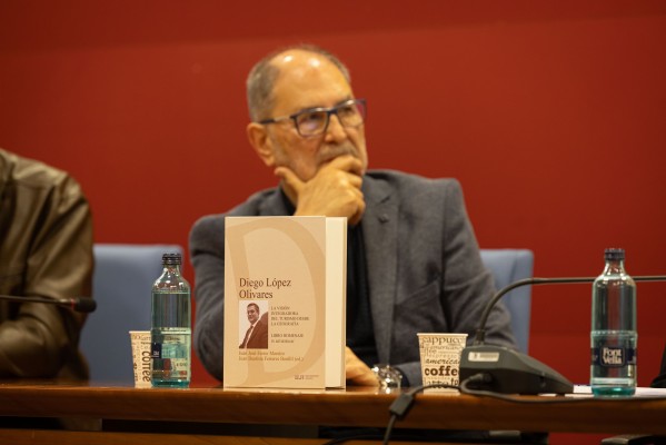 L'UJI presenta un llibre homenatge en memòria del catedràtic Diego López Olivares