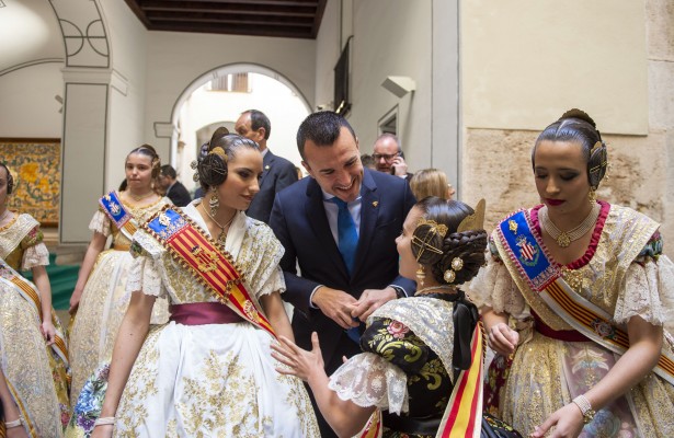 Las comisiones falleras valencianas reciben 450.000 euros de la Diputación de València
