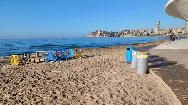 PP y PSOE se enzarzan por el estado de las playas de Benidorm a las puertas de Semana Santa