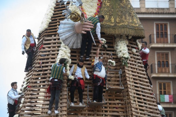 Claveles rojos y blancos conformarán este año el manto de la 'Geperudeta' en la ofrenda fallera